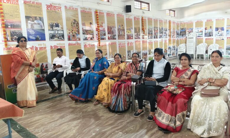 सिवनी भाजपा कार्यालय में राजमाता विजयाराजे सिंधिया की जयंती पर पुष्पांजलि अर्पित करते भाजपा पदाधिकारी