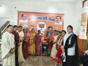त्याग, तपस्या और राष्ट्रसेवा की प्रतिमूर्ति थीं राजमाता साहब : मीना बिसेन | Dainik Yashonnati सिवनी भाजपा कार्यालय में राजमाता विजयाराजे सिंधिया की जयंती पर पुष्पांजलि अर्पित करते भाजपा पदाधिकारी