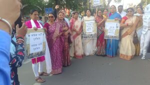 11 छात्राओं की शिकायत पर सिवनी में सियासी संग्राम, भाजपा महिला मोर्चा ने कांग्रेस सांसद का पुतला फूंका | Dainik Yashonnati सिवनी के गांधी चौक पर भाजपा महिला मोर्चा का विरोध प्रदर्शन और पुतला दहन