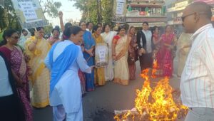 11 छात्राओं की शिकायत पर सिवनी में सियासी संग्राम, भाजपा महिला मोर्चा ने कांग्रेस सांसद का पुतला फूंका | Dainik Yashonnati सिवनी के गांधी चौक पर भाजपा महिला मोर्चा का विरोध प्रदर्शन और पुतला दहन