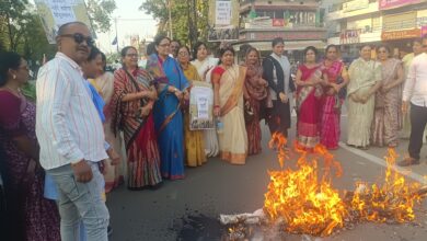 सिवनी के गांधी चौक पर भाजपा महिला मोर्चा का विरोध प्रदर्शन और पुतला दहन