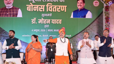 मुख्यमंत्री डॉ. मोहन यादव मंडला में तेंदूपत्ता संग्राहकों को बोनस वितरण कार्यक्रम में संबोधित करते हुए