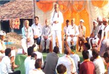 अमरवाड़ा विधानसभा में कांग्रेस की बूथ स्तरीय बैठक को संबोधित करते जिला कांग्रेस अध्यक्ष विश्वनाथ ओकटे
