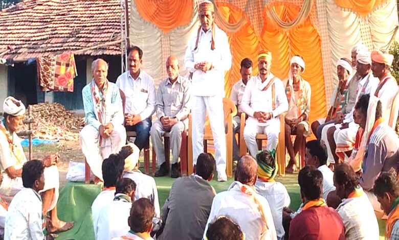 अमरवाड़ा विधानसभा में कांग्रेस की बूथ स्तरीय बैठक को संबोधित करते जिला कांग्रेस अध्यक्ष विश्वनाथ ओकटे