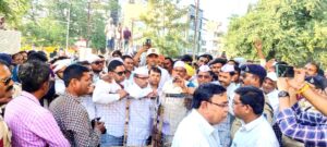 किसानों की मांगों को लेकर प्रशासन को ज्ञापन सौंपते अमित सक्सेना