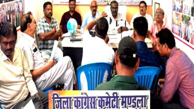 मंडला में वन अधिकार कानून और ग्राम सभा के अधिकारों को लेकर प्रेस कॉन्फ्रेंस में डॉ. अशोक मर्सकोले