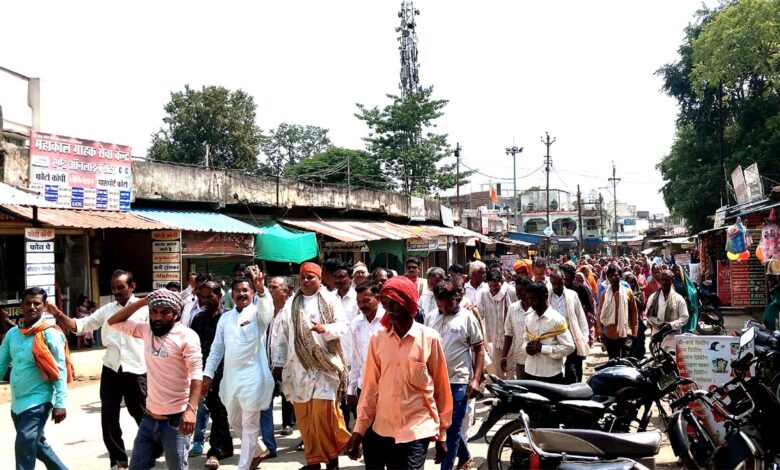 बगलई में टैक्स वसूली के खिलाफ रैली निकालते ग्रामीण