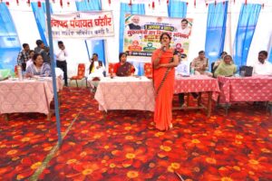 बालपुर में जनविश्वास शिविर: ग्रामीणों की समस्याएं सुनीं, स्वरोजगार से आत्मनिर्भरता की कहानियां आईं सामने | Dainik Yashonnati बालपुर में जनविश्वास शिविर के दौरान ग्रामीणों की समस्याएं सुनतीं कलेक्टर नेहा मीना
