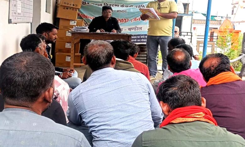 बंडोल में 11 केवी फीडर लाइन मेंटेनेंस कार्य