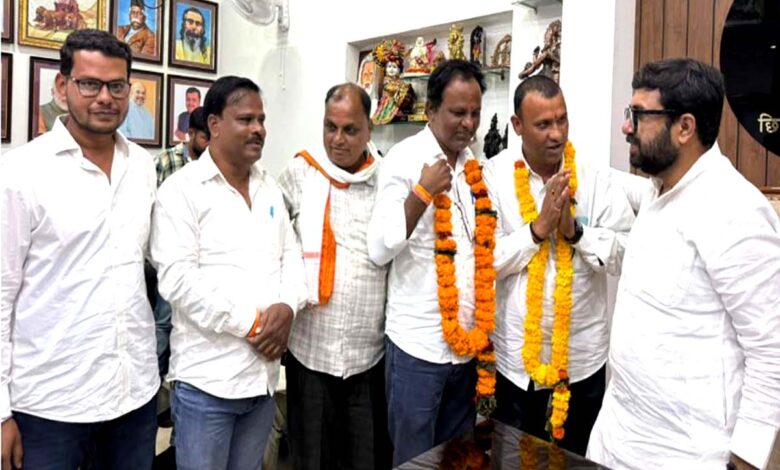 सांसद बंटी विवेक साहू नवनियुक्त भाजपा पदाधिकारियों का स्वागत करते हुए