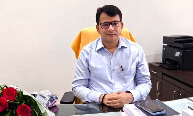 सचिव जनसंपर्क विभाग का पदभार ग्रहण करते वरिष्ठ आईएएस अधिकारी भरत यादव