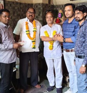भाजपा चिकित्सा प्रकोष्ठ के सिवनी जिला संयोजक डॉ. भूपेन्द्र मिश्रा वरिष्ठ भाजपा नेताओं से मुलाकात करते हुए।