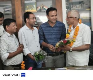 भाजपा चिकित्सा प्रकोष्ठ के सिवनी जिला संयोजक डॉ. भूपेन्द्र मिश्रा वरिष्ठ भाजपा नेताओं से मुलाकात करते हुए।