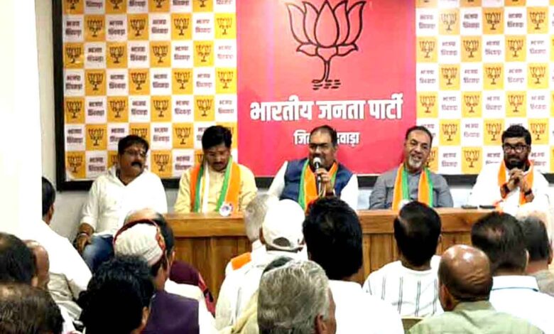 प्रदेश संगठन महामंत्री चंद्रशेखर छिंदवाड़ा में भाजपा के वरिष्ठजनों से संवाद करते हुए