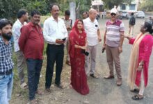 छपारा बस स्टैंड पर प्रस्तावित सुलभ शौचालय निर्माण स्थल का निरीक्षण करते नगर परिषद के अधिकारी