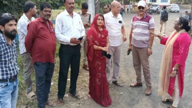 छपारा बस स्टैंड पर प्रस्तावित सुलभ शौचालय निर्माण स्थल का निरीक्षण करते नगर परिषद के अधिकारी