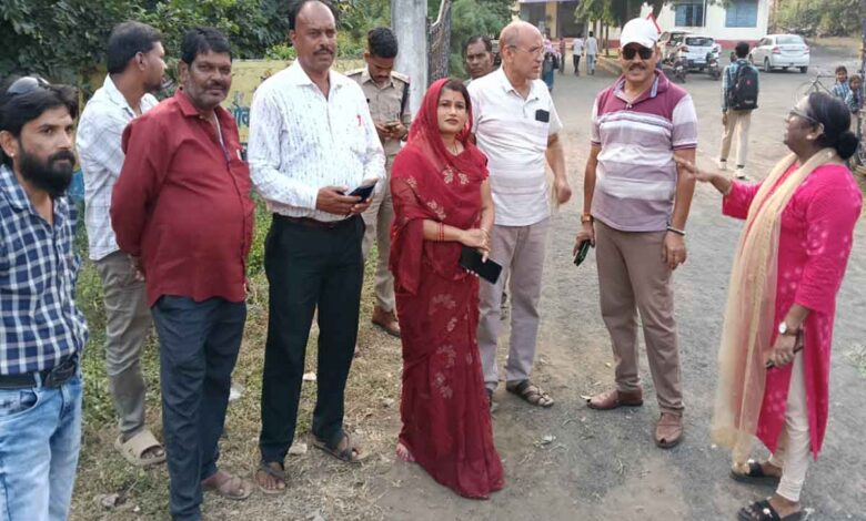 छपारा बस स्टैंड पर प्रस्तावित सुलभ शौचालय निर्माण स्थल का निरीक्षण करते नगर परिषद के अधिकारी