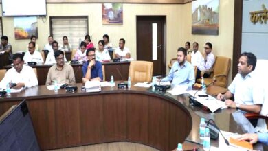 छिंदवाड़ा कलेक्टर हरेंद्र नारायन समय सीमा प्रकरणों की समीक्षा बैठक में अधिकारियों को निर्देश देते हुए