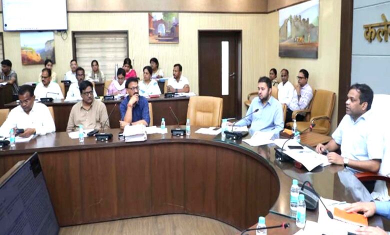 छिंदवाड़ा कलेक्टर हरेंद्र नारायन समय सीमा प्रकरणों की समीक्षा बैठक में अधिकारियों को निर्देश देते हुए