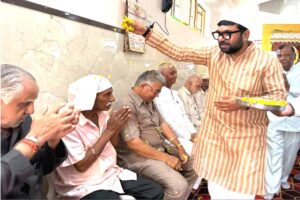 छिंदवाड़ा के गौंधुली वृद्धाश्रम में वृद्धजनों का सम्मान करते अतिथि
