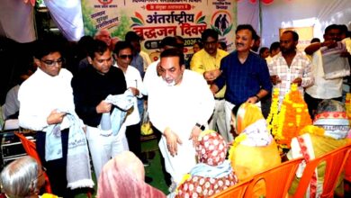छिंदवाड़ा के गौंधुली वृद्धाश्रम में वृद्धजनों का सम्मान करते अतिथि