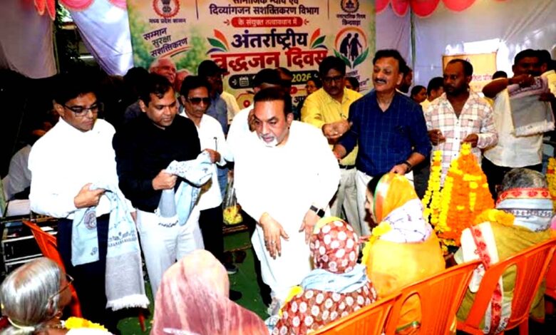 छिंदवाड़ा के गौंधुली वृद्धाश्रम में वृद्धजनों का सम्मान करते अतिथि