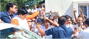 पांढुर्णा में किसानों की समस्याएं सुनते मुख्यमंत्री डॉ. मोहन यादव