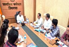 छिंदवाड़ा में जिला सहकारी विकास समिति की बैठक लेते कलेक्टर हरेंद्र नारायन