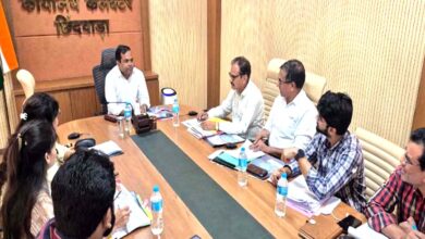 छिंदवाड़ा में जिला सहकारी विकास समिति की बैठक लेते कलेक्टर हरेंद्र नारायन