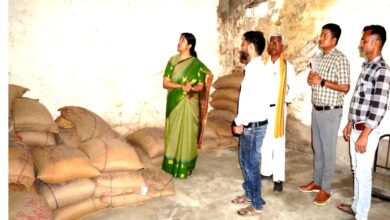 खवासा सेवा सहकारी समिति का निरीक्षण करतीं कलेक्टर नेहा मीना