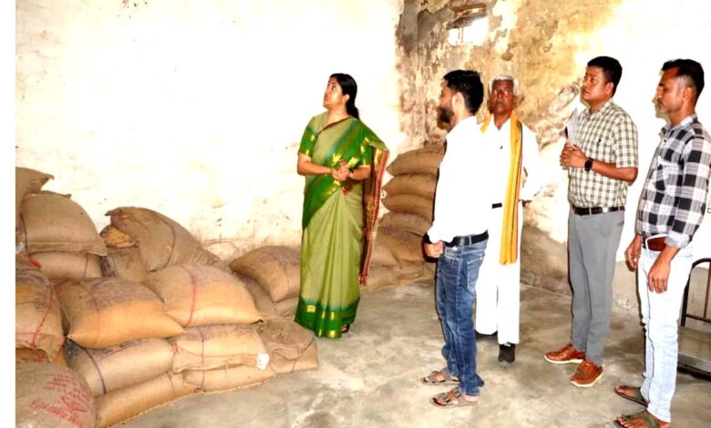खवासा सेवा सहकारी समिति का निरीक्षण करतीं कलेक्टर नेहा मीना