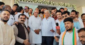 भाजपा की संभागीय बैठक में कार्यकर्ताओं को संबोधित करते नवनियुक्त राज्यपाल डॉ. ढालसिंह बिसेन