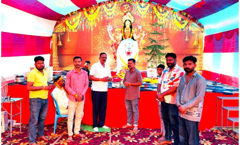 सिवनी विधायक दिनेश राय मुनमुन शारदीय नवरात्र में दुर्गा पंडाल में मां दुर्गा के दर्शन-पूजन करते हुए