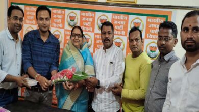 भाजपा चिकित्सा प्रकोष्ठ के सिवनी जिला संयोजक डॉ. भूपेन्द्र मिश्रा वरिष्ठ भाजपा नेताओं से मुलाकात करते हुए।