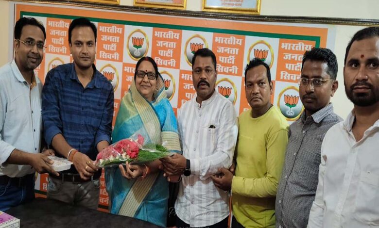 भाजपा चिकित्सा प्रकोष्ठ के सिवनी जिला संयोजक डॉ. भूपेन्द्र मिश्रा वरिष्ठ भाजपा नेताओं से मुलाकात करते हुए।