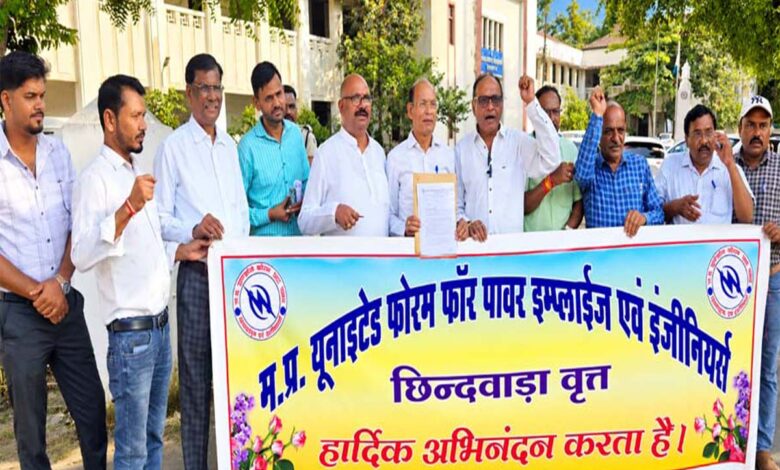 संविदा विद्युत कर्मचारियों के नियमितीकरण की मांग को लेकर कलेक्टर को ज्ञापन सौंपते यूनाइटेड फोरम पदाधिकारी