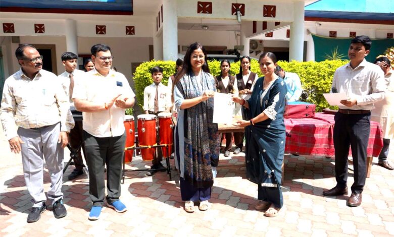 सिवनी में एम्प्लॉयी ऑफ द मंथ सम्मानित सुनीता सनोडिया और कमलकिशोर चौधरी