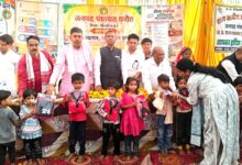 हिंगवानी में सेवा संकल्प अभियान के दौरान पौधारोपण करते सांसद फग्गन सिंह कुलस्ते