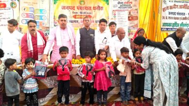 हिंगवानी में सेवा संकल्प अभियान के दौरान पौधारोपण करते सांसद फग्गन सिंह कुलस्ते