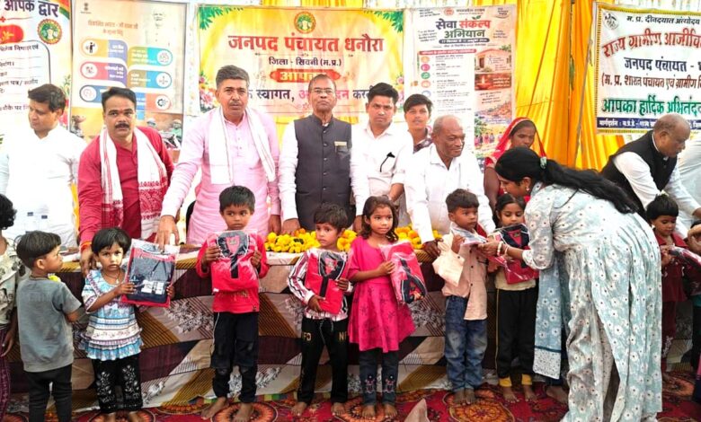 हिंगवानी में सेवा संकल्प अभियान के दौरान पौधारोपण करते सांसद फग्गन सिंह कुलस्ते