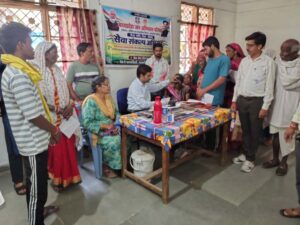 हिंगवानी में सेवा संकल्प अभियान के दौरान पौधारोपण करते सांसद फग्गन सिंह कुलस्ते