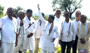 छपारा क्षेत्र में आंधी-बारिश से प्रभावित मक्का की फसल का खेत में निरीक्षण करते विधायक