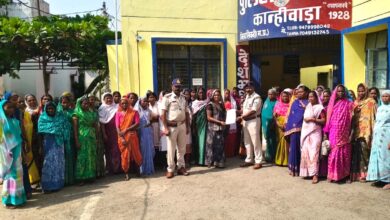 जंगलटोला में कथित अवैध शराब बिक्री के खिलाफ ज्ञापन सौंपती महिलाएं