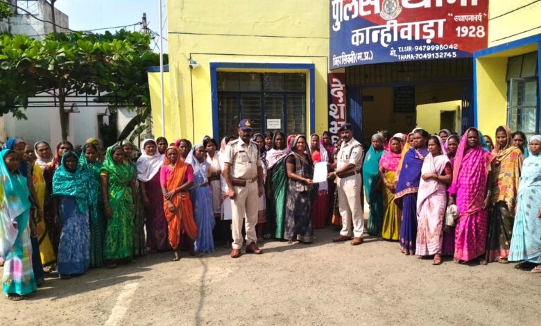 जंगलटोला में कथित अवैध शराब बिक्री के खिलाफ ज्ञापन सौंपती महिलाएं