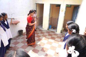 घंसौर के कहानी आदिवासी सीनियर कन्या छात्रावास का निरीक्षण करतीं कलेक्टर नेहा मीना