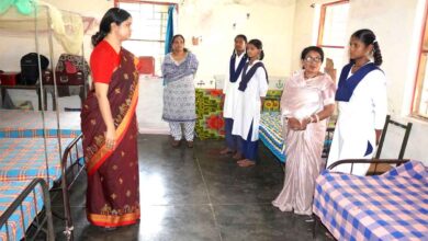 छात्रावास में छात्रवृत्ति नहीं मिलने की शिकायत पर कलेक्टर नेहा मीना सख्त, तत्काल निराकरण के निर्देश | Dainik Yashonnati घंसौर के कहानी आदिवासी सीनियर कन्या छात्रावास का निरीक्षण करतीं कलेक्टर नेहा मीना