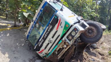 कलकुही घाट पर पलटा फ्लाई ऐश से भरा हाइवा