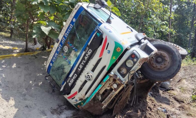 कलकुही घाट पर पलटा फ्लाई ऐश से भरा हाइवा