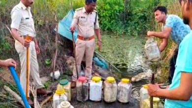 कंजई जंगल में अवैध शराब निर्माण के ठिकाने पर कार्रवाई करती डूण्डासिवनी पुलिस