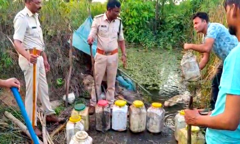कंजई जंगल में अवैध शराब निर्माण के ठिकाने पर कार्रवाई करती डूण्डासिवनी पुलिस